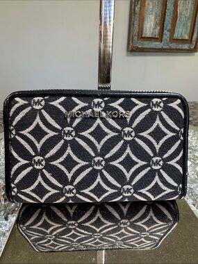Michael Kors Black and White Geometric Signature Zip Wallet EUC